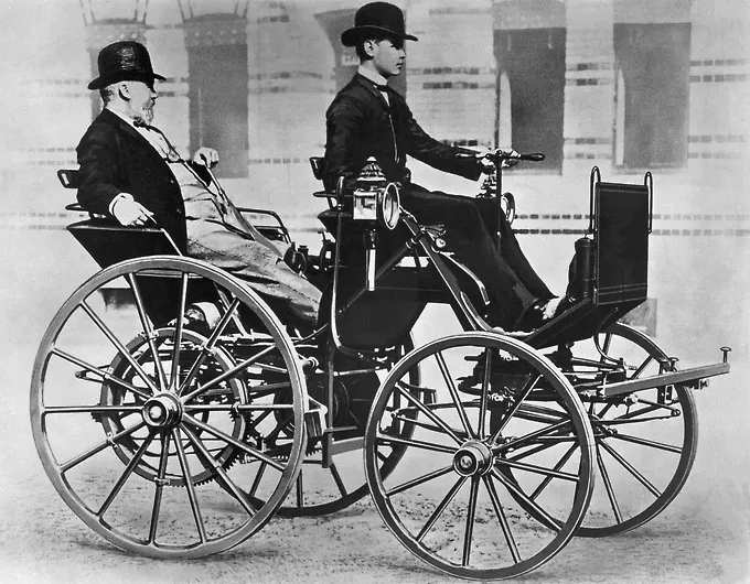 Готлиб Даймлер и Вильгельм Майбах сконструировали автомобиль в 1885 году.