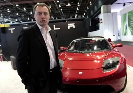 Илон Маск с Tesla Roadster в 2008 году.