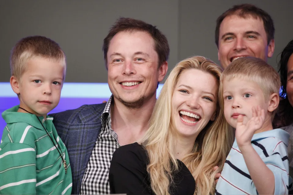 Илон Маск с бывшей женой Талулой Райли и сыновьями-близнецами