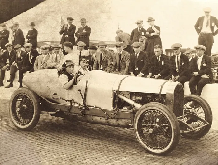 Первый автомобиль Bentley Motors объемом 3 литра, 1921 год.