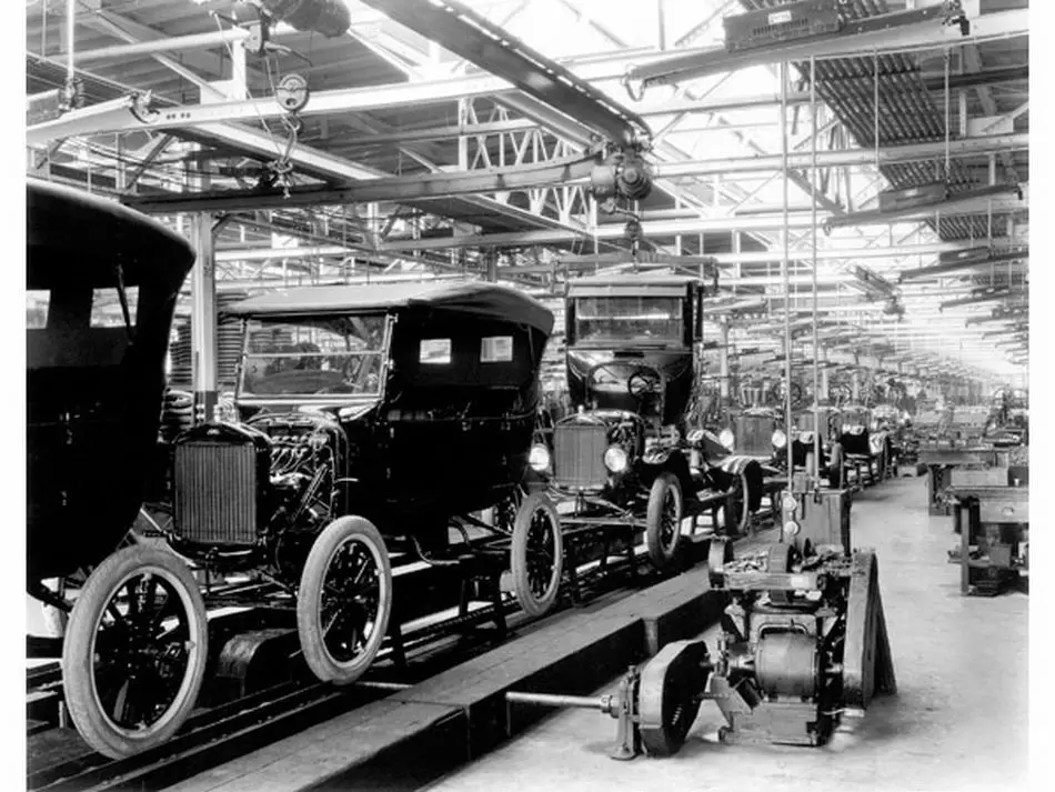 Первая движущаяся сборочная линия Ford 1913 г.