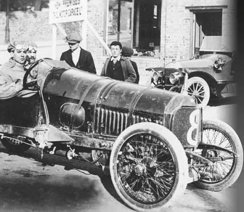 Уолтер Оуэн Бентли в автомобиле DFP, 1914 год.